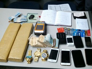 Polícia prende cinco suspeitos com maconha e R$ 15 mil em Atibaia, SP (Foto: Divulgação/Polícia Militar)