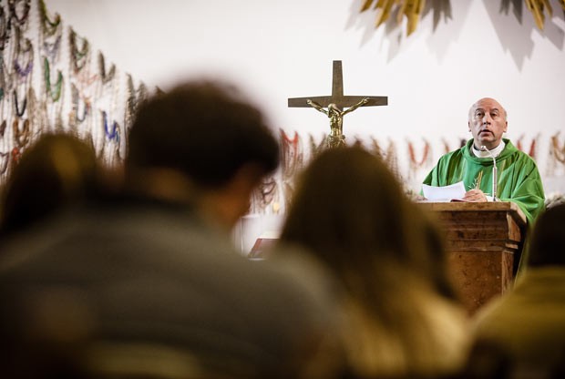O Padre Alexsander Jacyniak reza missa 'para solteiros' em Varsvia, na Polnia (Foto: AFP)