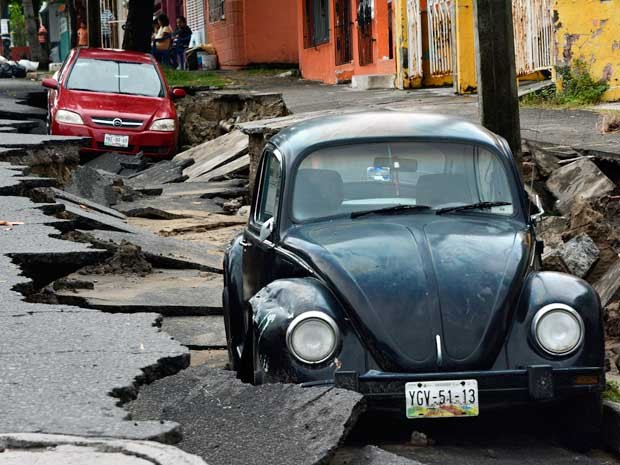 Veículo e rua de Veracruz, no México, atingidos por fortes chuvas e ventos de &#39;Dolly&#39;. tormenta provocou estrragos.  (Foto: Jonatan Rosas / Reuters)