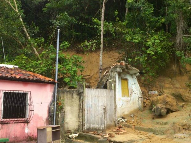 Por conta da chuva houve muitos deslizamentos de terra (Foto: RADAR64.COM / Divulgação)