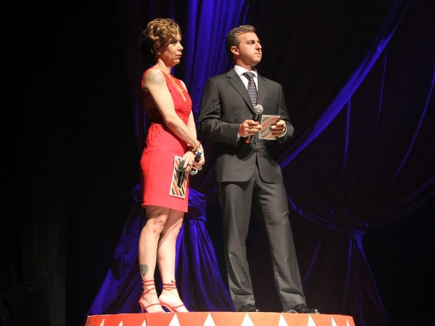 Astrid Fontenelle e Luciano Huck apresentam prêmio em São Paulo (Foto: Thiago Duran/ Ag. News)