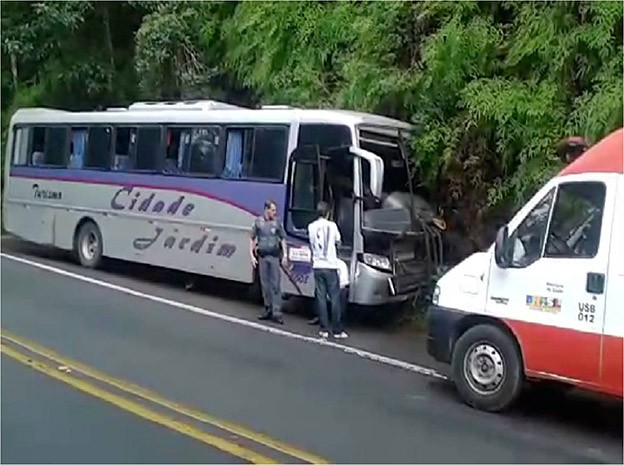 Seis adolescentes ficam feridos após acidente com ônibus em Ubatuba (Foto: Reprodução/ Corpo de Bombeiros)