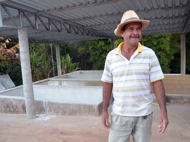 Seu Alziro é um dos únicos fabricantes de fermento artesanal em São Tiago (Foto: Samantha Silva / G1)