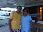 Frank Aguiar visita iate de Roberto Carlos em Angra dos Reis