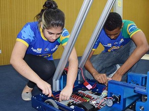 Alunos do Cephas montam robô para competição nos EUA. (Foto: Divulgação / Prefeira de São José dos Campos)