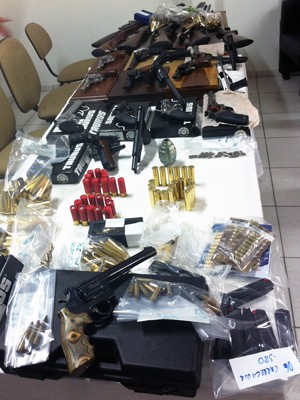 Armas foram apreendidas pela polícia em Lajeado (Foto: Bruna Ostermann/RBS TV)