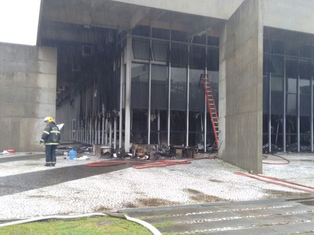 Polícia Civil, Corpo de Bombeiros e Defesa Civil vão efetuar a perícia no local (Foto: Denise de Medeiros/RBS TV)