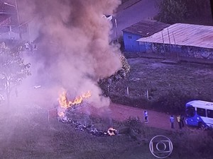 Pneus queimados em protesto por transporte público em Brazlândia (Foto: TV Globo/ Reprodução)