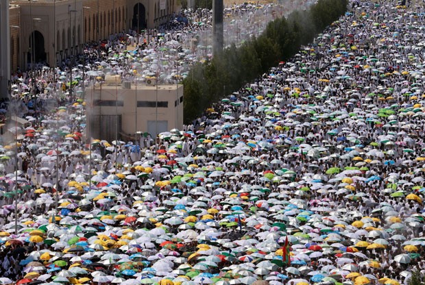 Peregrinos muçulmanos caminham em Arafat, neste domingo (11). (Foto: Ahmed Jadallah/Reuters)
