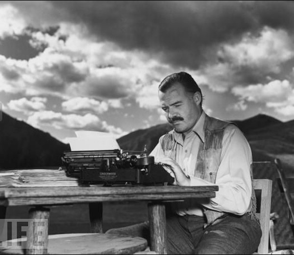 Conta-se que o escritor Ernest Hemingway trocava de máquina a cada livro que terminava de escrever. Na foto, ele datilografa em uma Underwood Noiseless portátil (Foto: Reprodução)