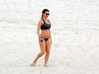 Rita Guedes exibe ótima forma física em dia na praia