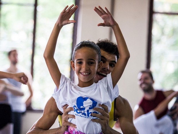 Ao fina da aula, crianças foram chamadas para dançar com os bailarinos (Foto: Fabio Tito/G1)