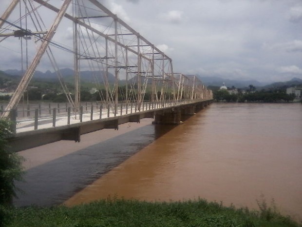 Ponte metálica é usada para ir de Ipuca até São Fidélis (Foto: Internauta)