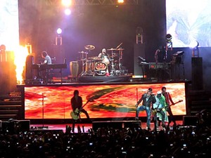 Músicos da banda Guns N' Roses durante show em Brasília (Foto: Lucas Nanini/G1)