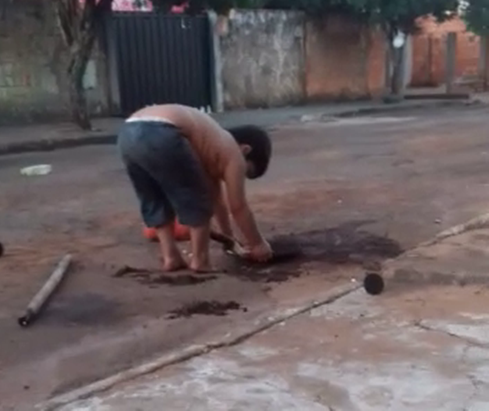 William Nogueira Nunes, de 5 anos, brincou de tapar os buracos da rua (Foto: Arquivo pessoal/Fernando Ferreira)