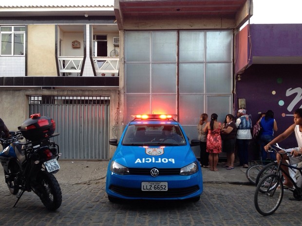 Portão de ferro funcionava a oficina de Samuel, em Campos, RJ (Foto: Narayanna Borges/InterTV Planície)