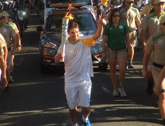 Atacante Gilsinho carrega tocha olímpica em Taubaté (Foto: Pedro Veríssimo/GloboEsporte.com)