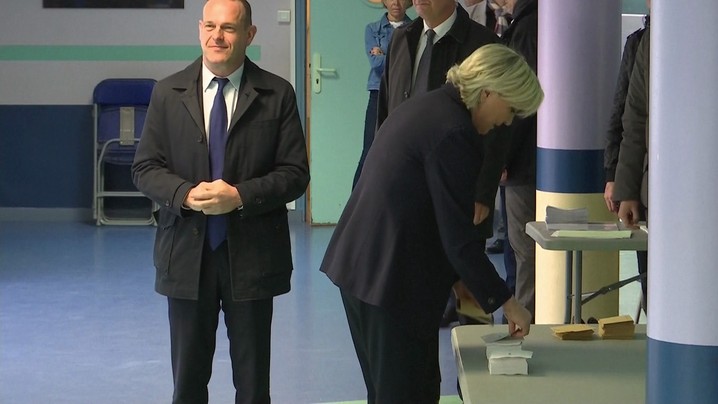 le pen votando