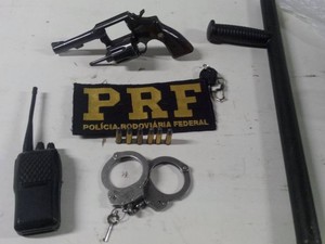 Revólver 38 e munições, entre outros itens, foram apreendidos no carro da Prefeitura de Quatro Barras (Foto: Divulgação/PRF)