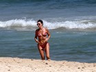 Glenda Kozlowski curte dia de sol em praia do Rio