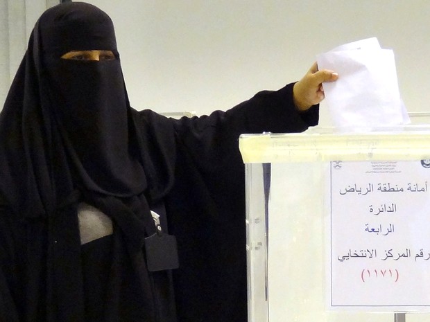Mulher vota em Riad, na Arábia Saudita (Foto: Dina Fouad/AFP)