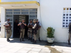Policiamento está reforçado na porta do fórum onde adolescentes estão custodiados (Foto: Rafael Teles/G1)
