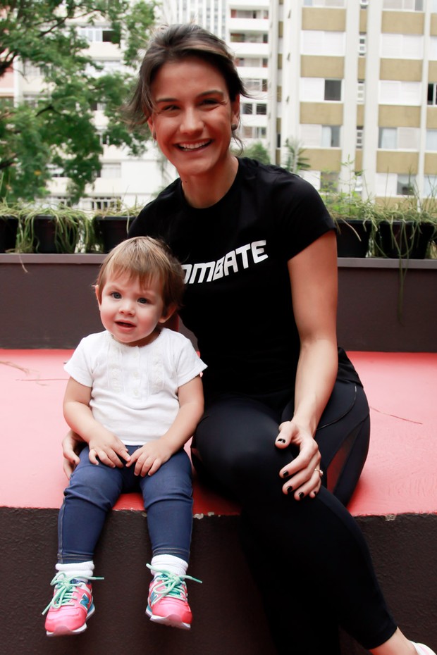 Kyra Gracie com a filha Ayra (Foto: Marcos Ribas/ Foto Rio News)