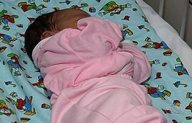 Nasce bebê de mulher com esquizofrenia que procura a família, em Jataí, Goiás (Foto: Reprodução/TV Anhanguera)