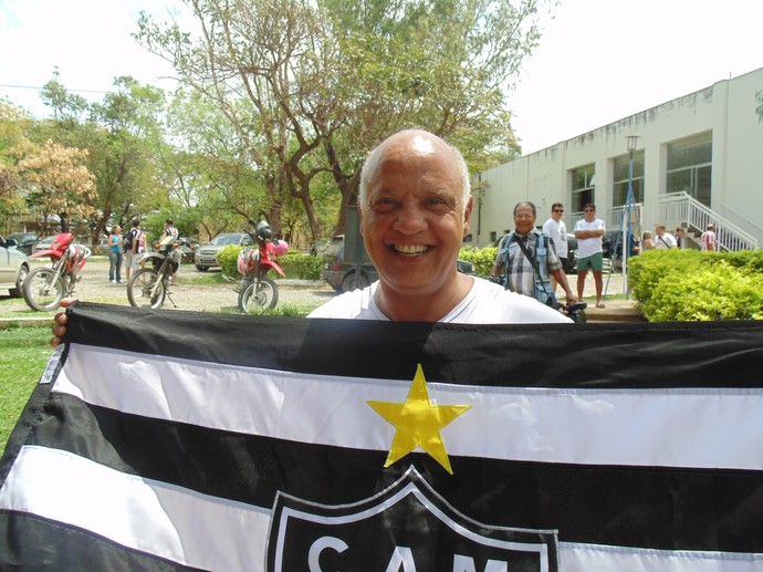 Reinaldo com a bandeira do Galo2 (Foto: Cida Santana/Globoesporte.com)