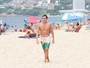 Felipe Dylon chama atenção por barriga positiva no Rio