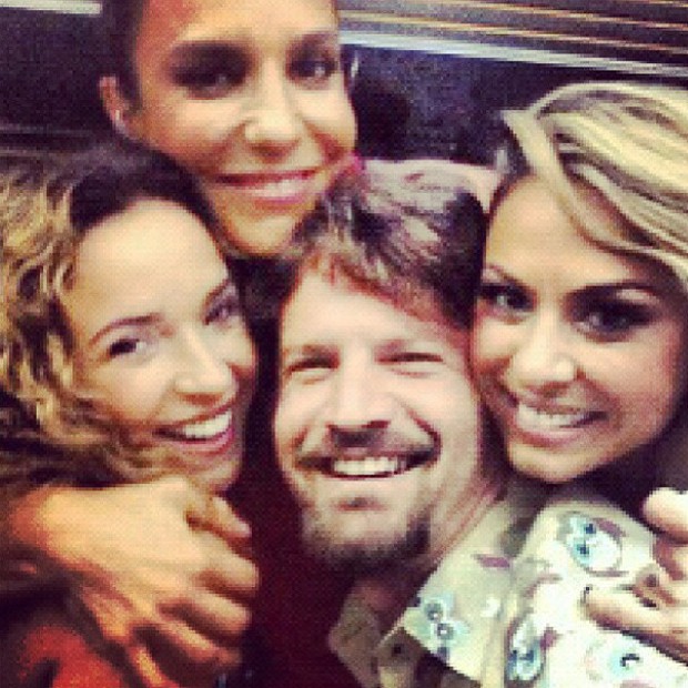 Alinne Rosa posa com Ivete Sangalo, Daniela Mercury e Saulo Fernandes (Foto: Reprodução) Alinne Rosa posa com Ivete Sangalo, Daniela Mercury e Saulo Fernandes (Foto: Reprodução)