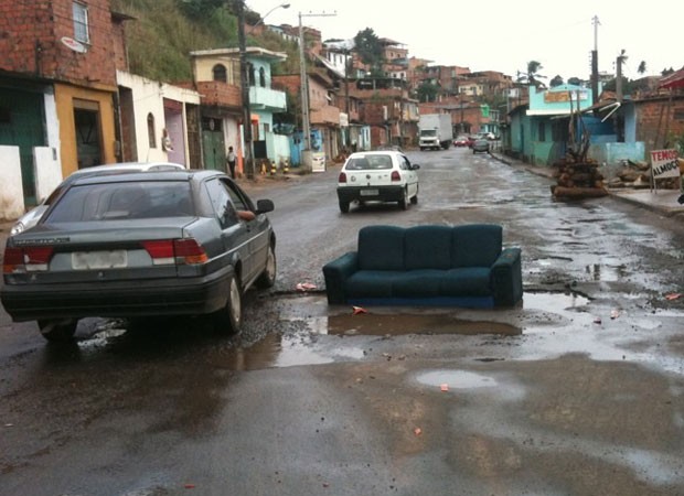 Moradores usam sofá para sinalizar buraco em rua de Salvador (Foto: Verena Campello/ Arquivo Pessoal)