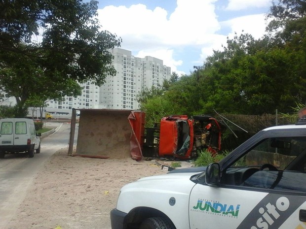 G Caminh O Carregado Areia Tomba Em Avenida De Jundia