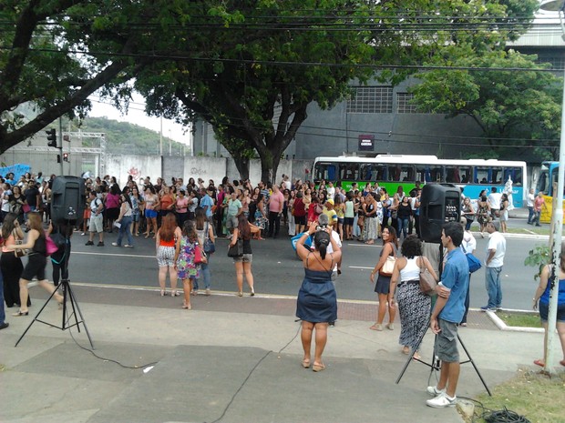 Parte de avenida Beira-Mar foi fechada durante a manifestação (Foto: Reprodução/TV Gazeta)