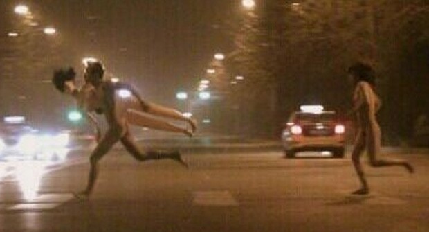  Casal foi visto correndo nu pelas ruas de Pequim, enquanto o homem segurava uma boneca inflável (Foto: Reprodução/Weibok/Xi'an)