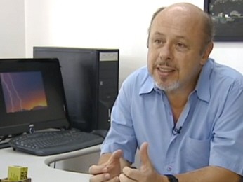 Especialista do INPE fala sobre incidência de raios no verão. (Foto: Reprodução/TV Vanguarda)