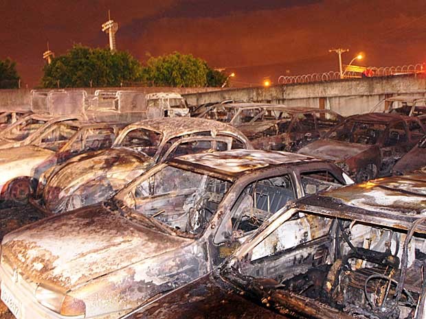 Carros atingidos por incêndio em depósito de Ceilândia, no DF (Foto: Ricardo Moreira/G1)