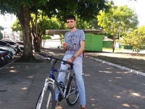 Yuri Melo usou bicicleta para ir atrás dos pokémons (Foto: Jéssica Alves/G1)