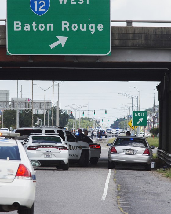Policia cerca entrada de Baton Rouge (Foto: ASSOCIATED PRESSAP)