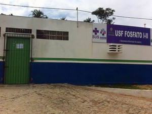 Papel na porta da Unidade de Saúde Familiar avisa que o posto está interditado (Foto: Cacyone Gomes/TV Globo)