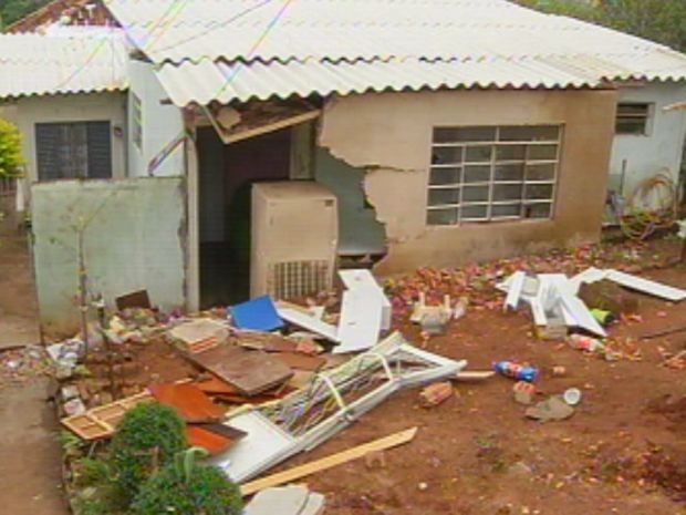 A casa foi parcialmente destruída e eletrodomésticos foram danificados.  (Foto: reprodução/TV Tem)