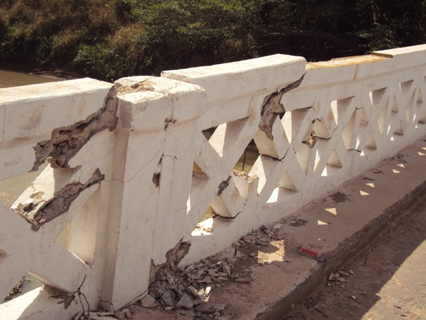 Ponte está com estrutura comprometida (Foto: Reprodução/TV Integração)