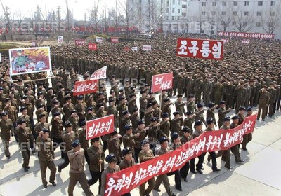 Norte-coreanos em uma manifestação contra os Estados Unidos, em Nampo, na semana passada. O país subiu o tom das ameaças aos Estados Unidos e a Coreia do Sul  (Foto: REUTERS/KCNA)