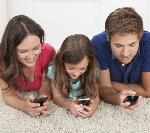 Rapariga Atraente Jogando Jogo Vídeo Com Papelão Virtual Realidade