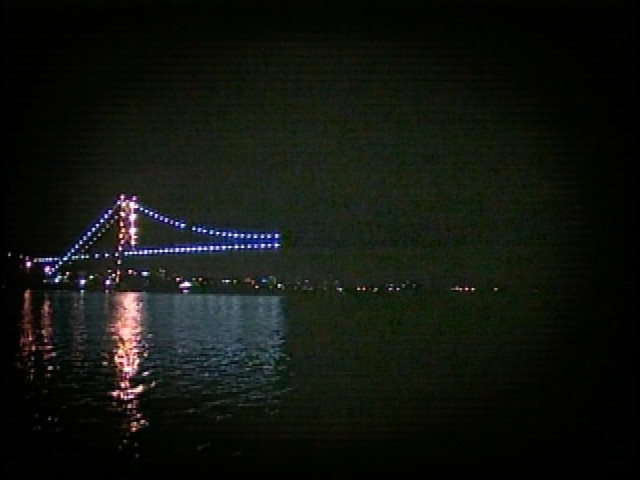 A ponte Hercílio Luz, cartão postal de Florianópolis, ficou parcialmente apagada (Foto: Reprodução RBS TV)