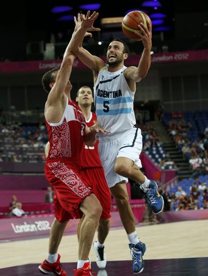 Ginobili tenta passar pela defesa russa (Foto:  REUTERS/Mike Segar )