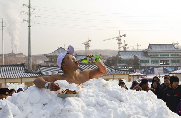  Ele chegou a beber cerveja e a comer durante a performance (Foto: Reuters)