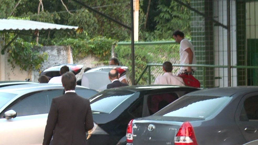 Empres&aacute;rios presos na Opera&ccedil;&atilde;o Turbul&ecirc;ncia deixaram o Centro de Triagem (Cotel), em Abreu e Lima, no Grande Recife, em setembro (Foto: Reprodu&ccedil;&atilde;o/TV Globo)