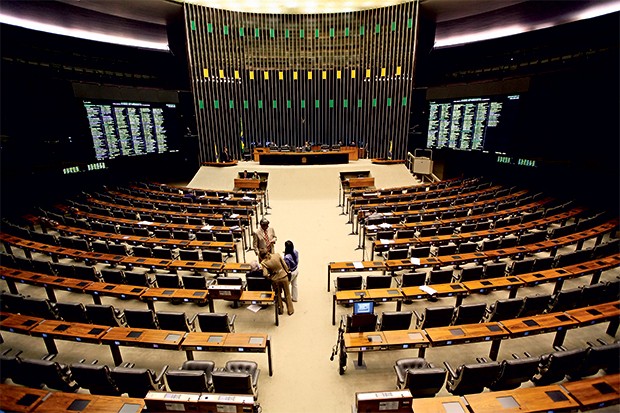 PODER Um solitário deputado no plenário do Congresso.  É no Legislativo que se tomam  as decisões que mais influenciam nossa vida (Foto: Ed Ferreira/Estadão Conteúdo)