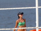 De short e top, Letícia Wiermann joga aula de tênis de praia no Rio